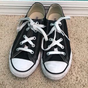 Black and white converse she’s.👟